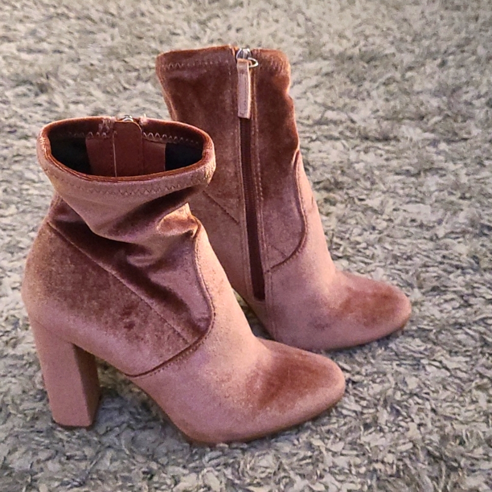 NWOT Steve Madden Pink Velvet Heeled Booties